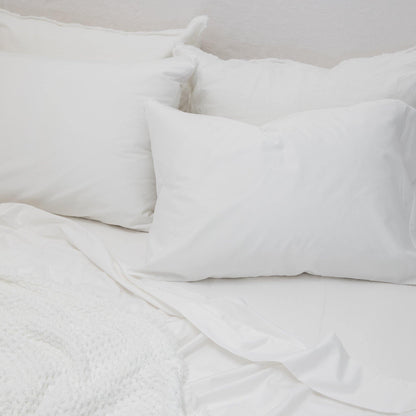 Set di lenzuola in raso di cotone di Pom Pom at Home, bianco