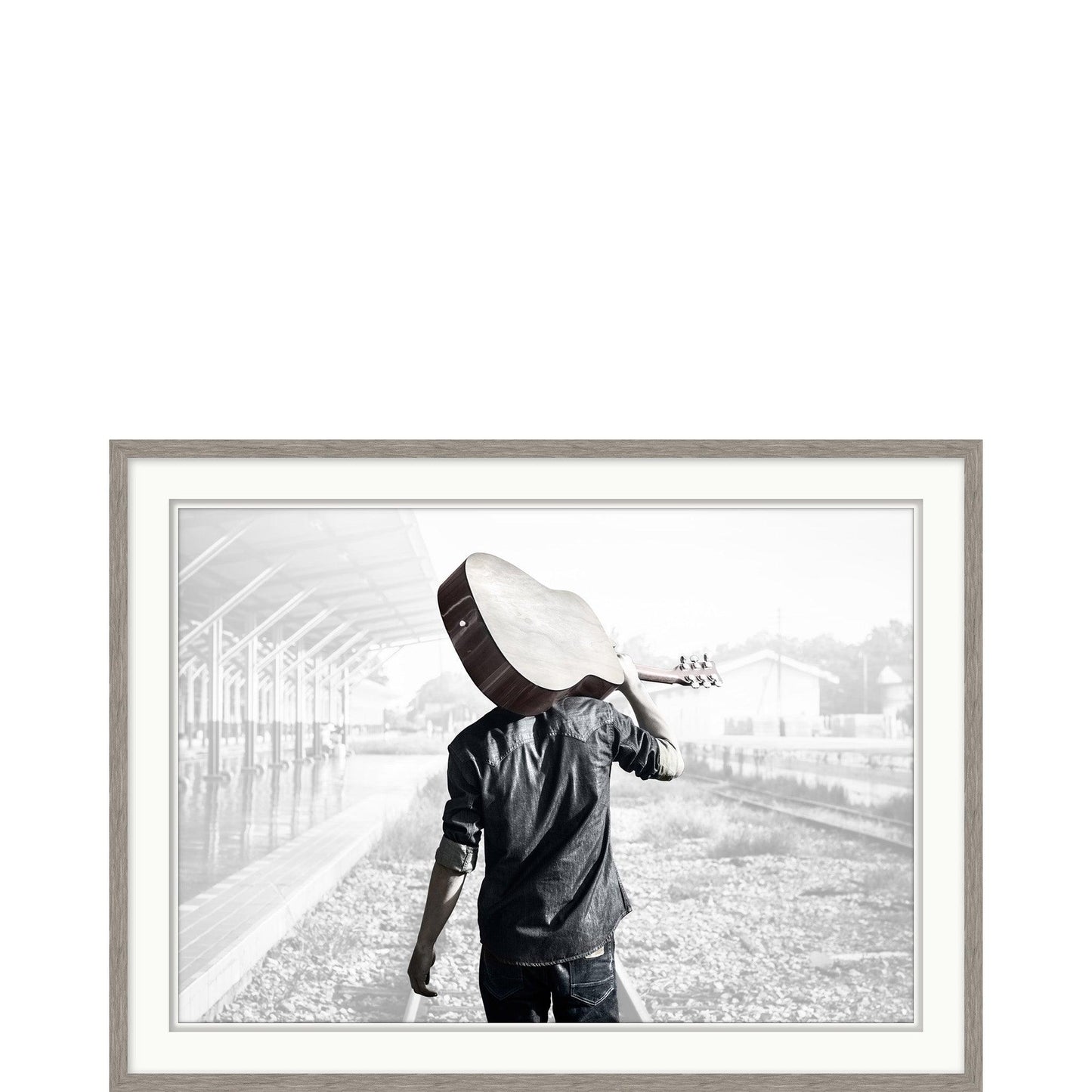 Uomo con chitarra sulla spalla