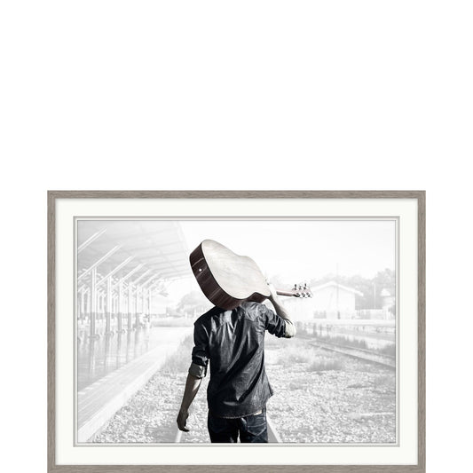 Uomo con chitarra sulla spalla
