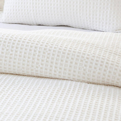 Collezione di coperte Zuma di Pom Pom at Home, crema